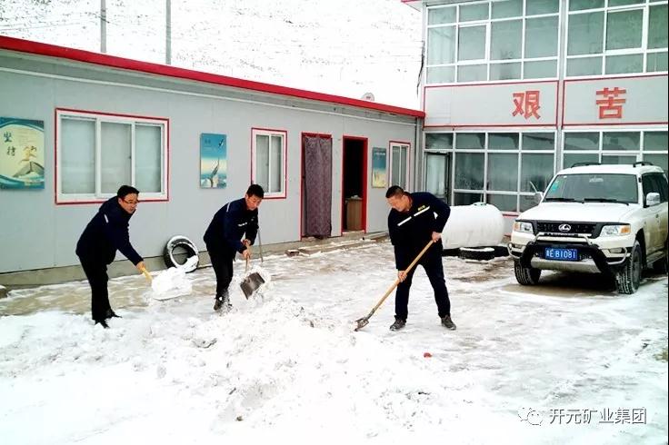 人間四月芳菲盡，山中春雪還復來