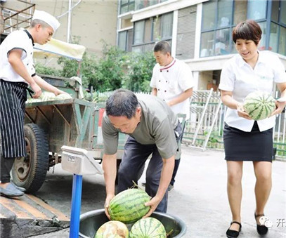 買下一整車西瓜，讓瓜農(nóng)早點(diǎn)回家